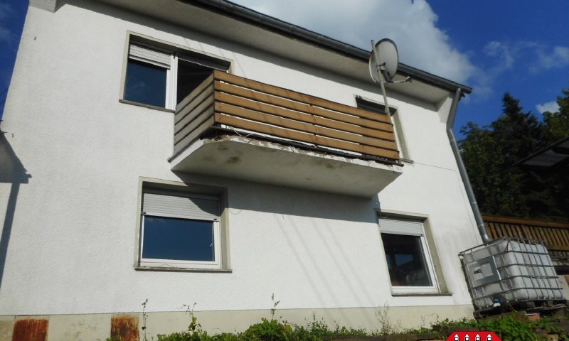 Sanierungs- und modernisierungsbedürftiges Häuschen mit Großgarage in sonniger Lage