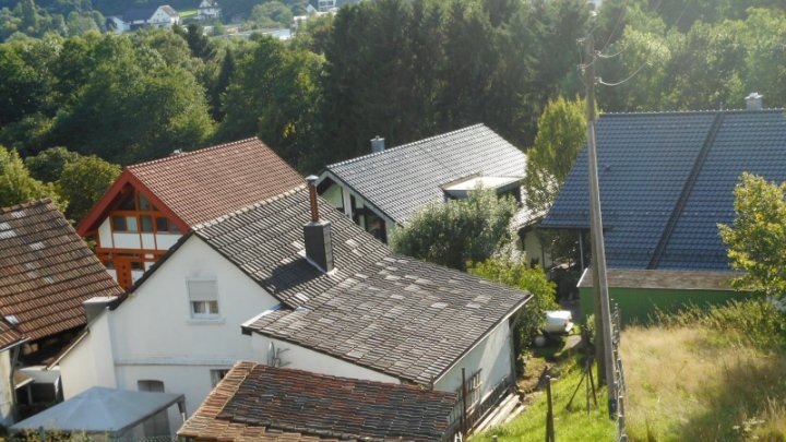 Sanierungs- und modernisierungsbedürftiges Häuschen mit Großgarage in sonniger Lage