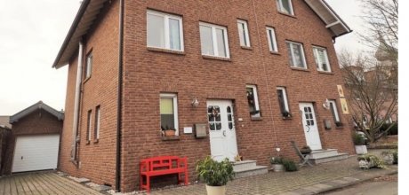 Hausansicht mit Garageeinfahr