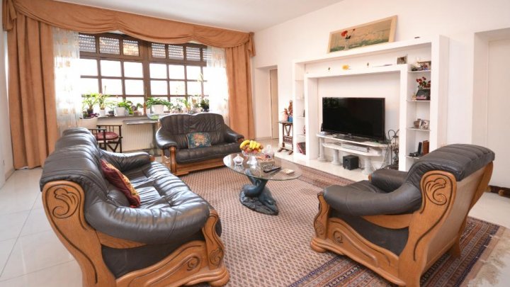 Möbliert: 4-Zimmer-Komfortwohnung in Königsdorf - ab 3 Monate Mietdauer